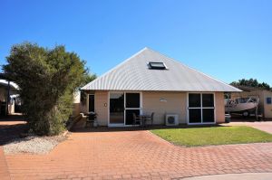 Osprey Holiday Village Unit 103/1 Bed - Perfect short stay apartment with King size bed - Accommodation Broome